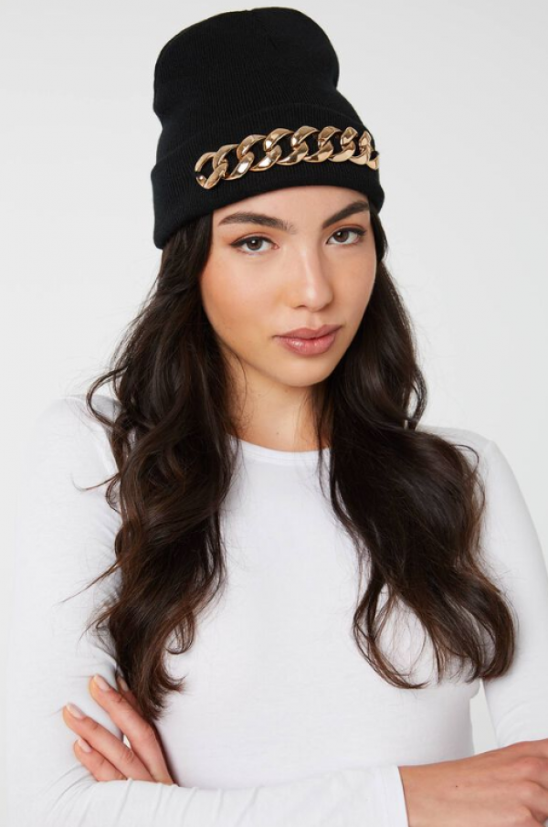 Topi beanie dengan aksen rantai logam